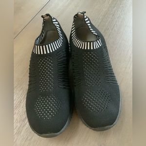 Tiosebon Slip on Walking Shoe. Size 8.5